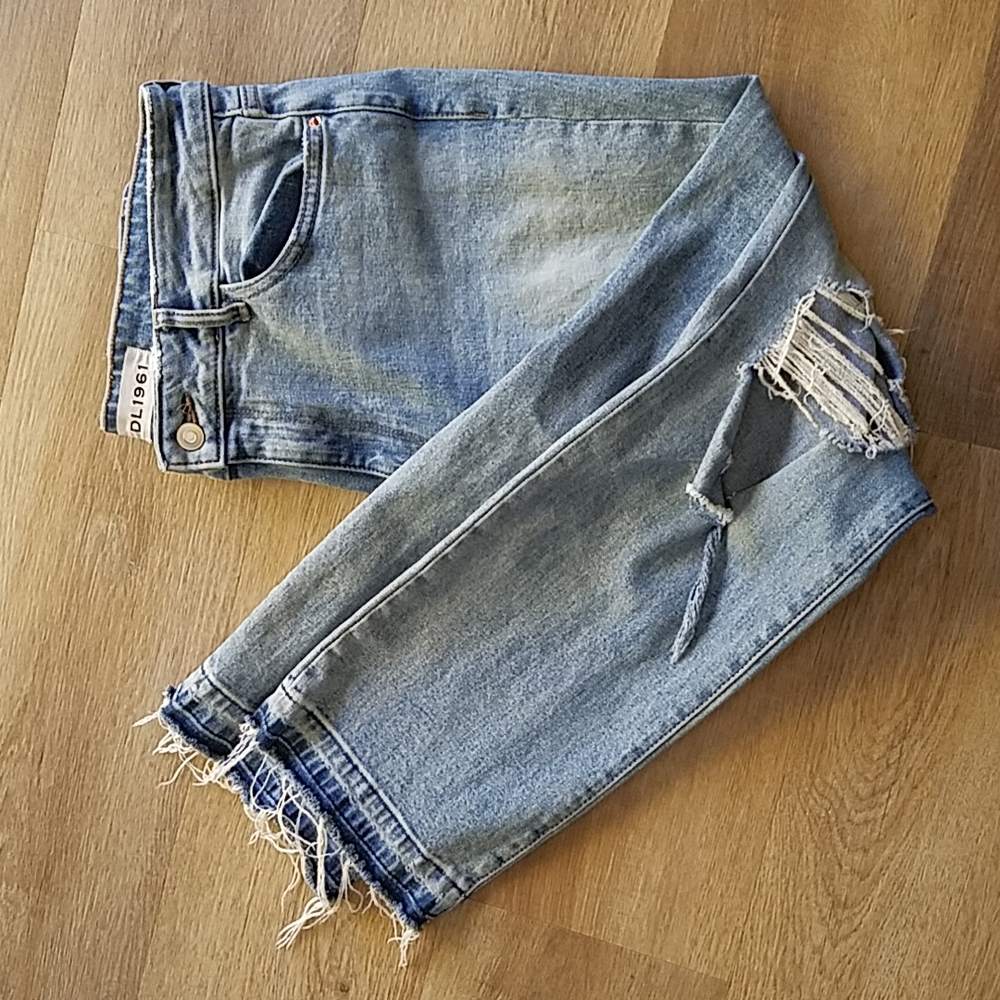 DL1961 Destroyed Jeans